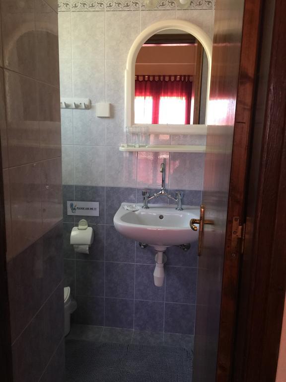 Platanos Rooms Agia Marina  Exterior photo